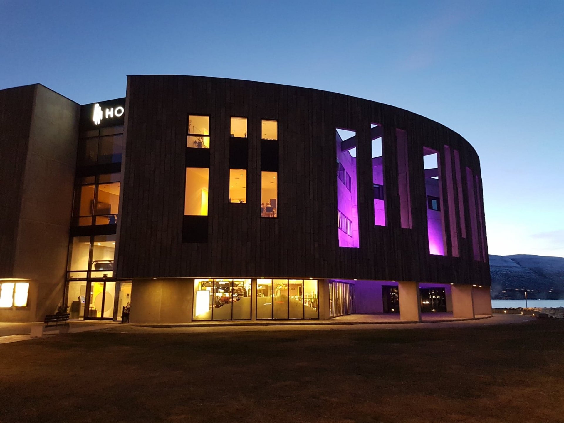 Þekktar byggingar lýsa upp í fjólubláu fyrir fyrirbura