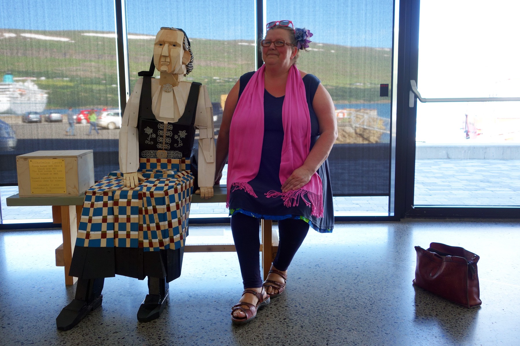 Vilhelmína Lever og Aðalheiður Eysteinsdóttir listakona við verk sitt.
Ljósmyndari: Ragnar Hólm