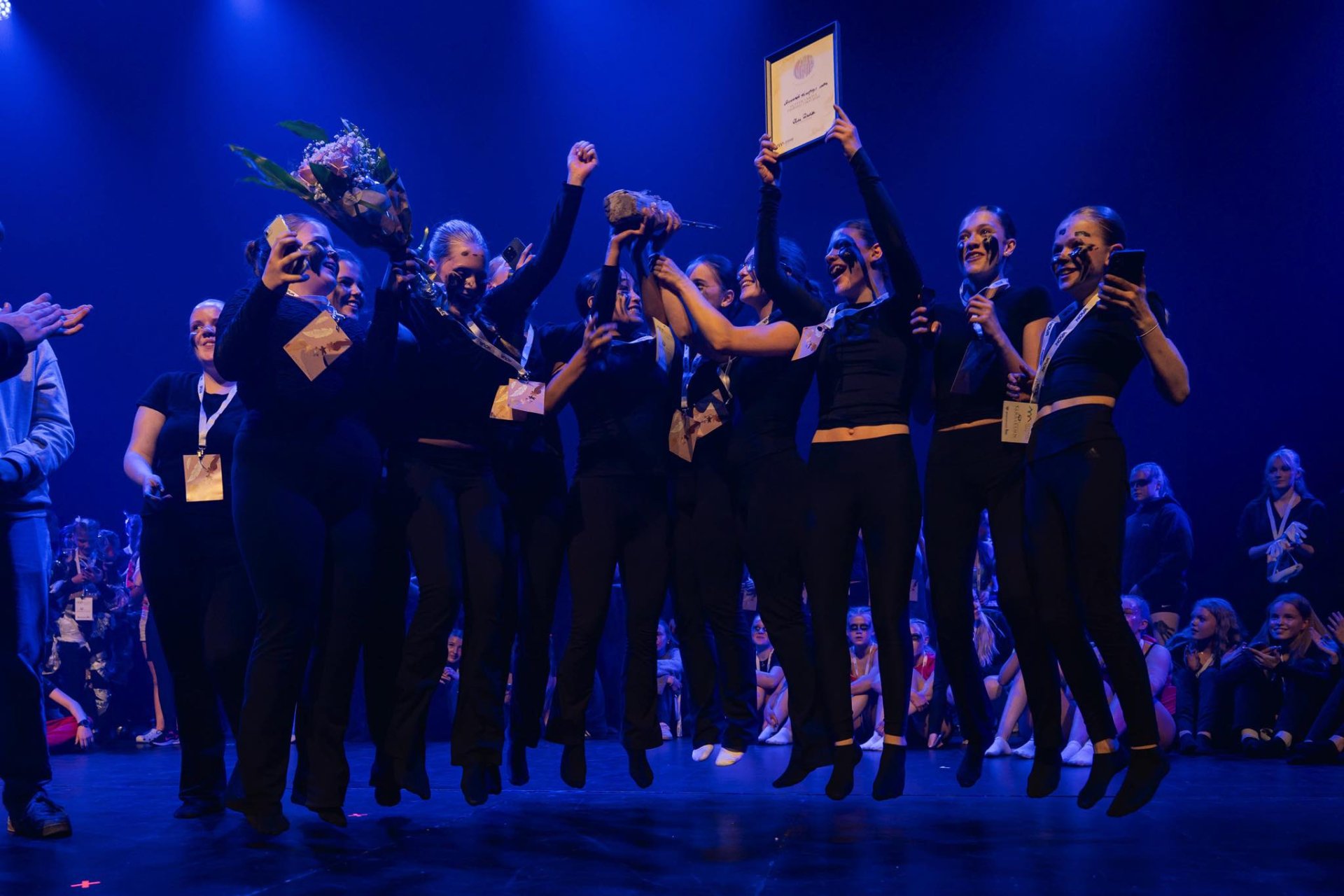 Hoppandi kátir verðlaunahafar fagna
Mynd: Sindri Swan