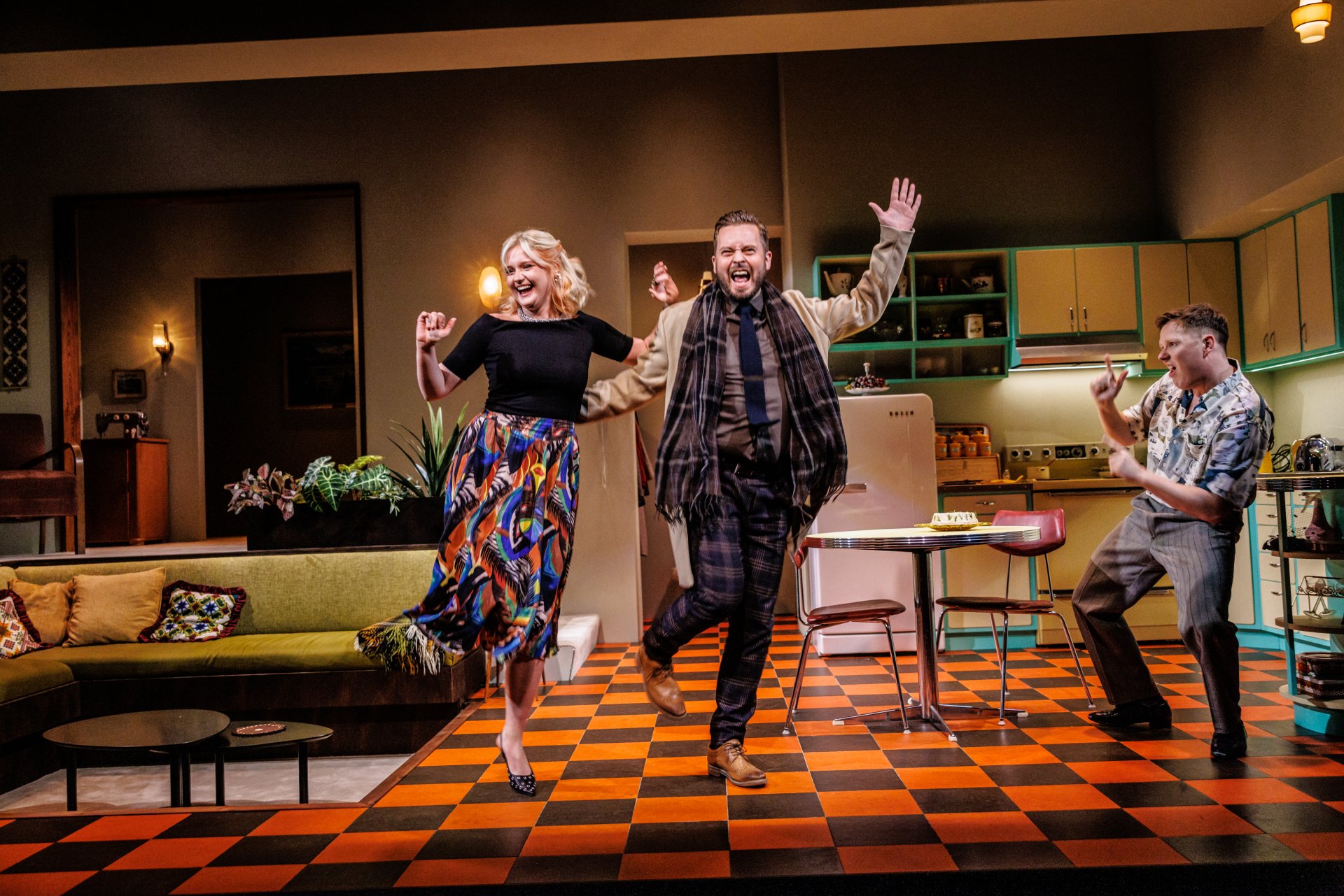 Aukasýningar komnar í sölu og fyrsta umsögn um Elskan, er ég heima? komin í hús.