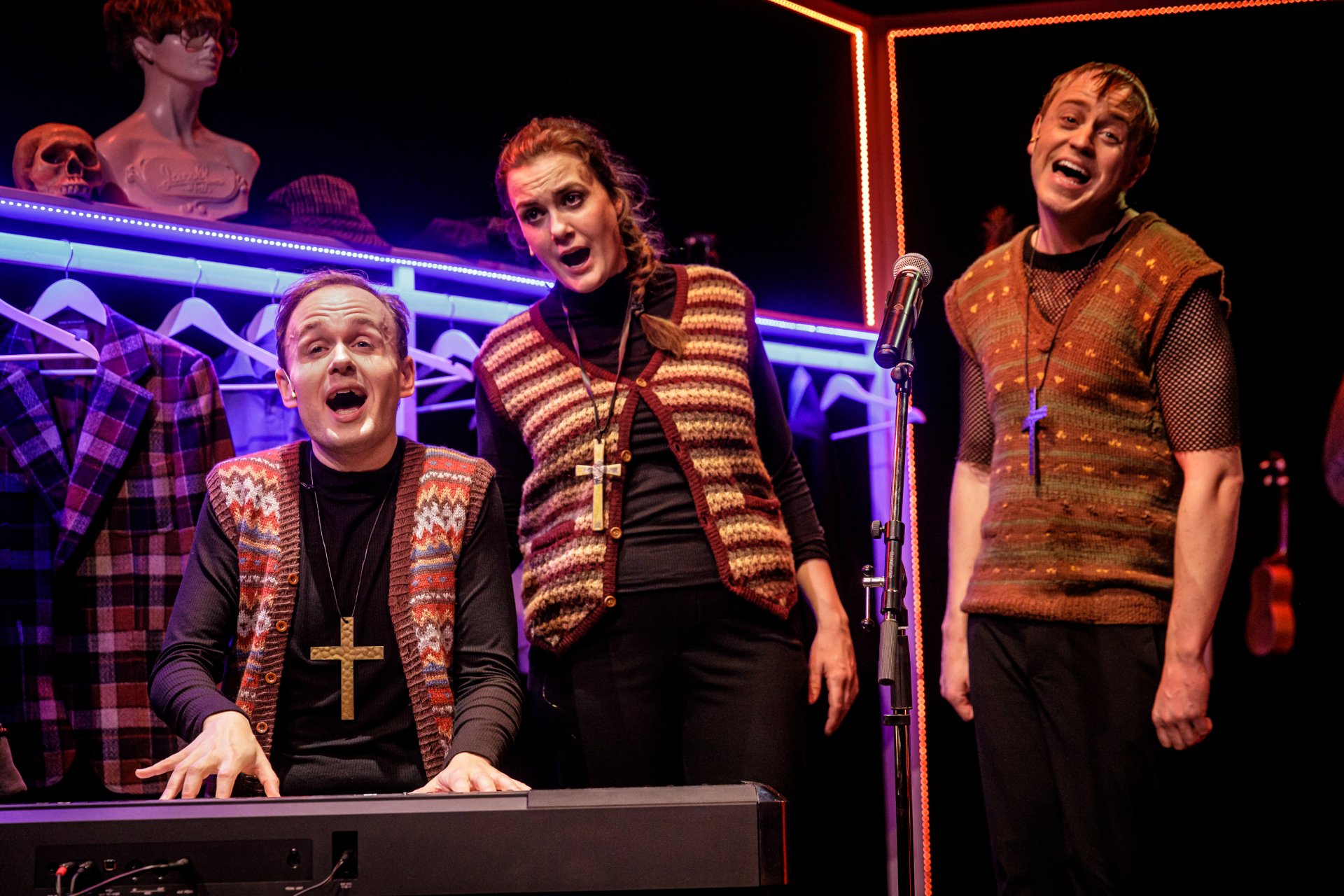 Fullorðin snýr aftur í Hof