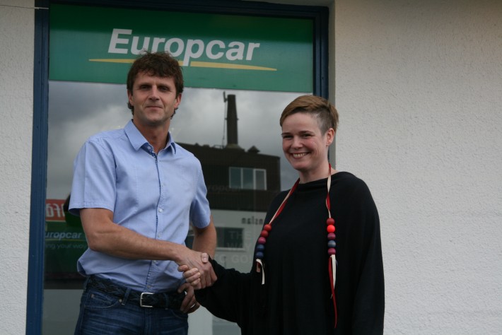 Samningur handsalaður