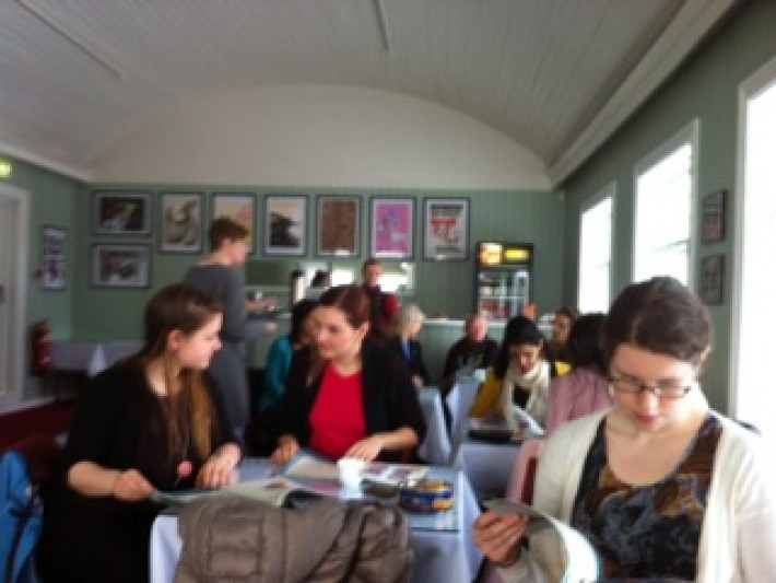 Frá alþjóðlegu konukaffi á Boragasal