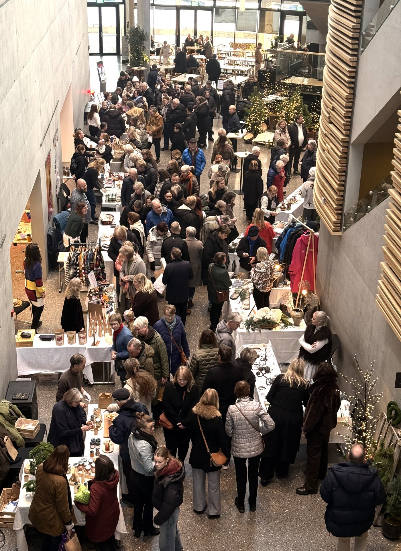 Hluti þeirra 2000 gesta sem heimsóttu Jólamarkaðinn Jólailm í Hofi síðastliðinn sunnudag.