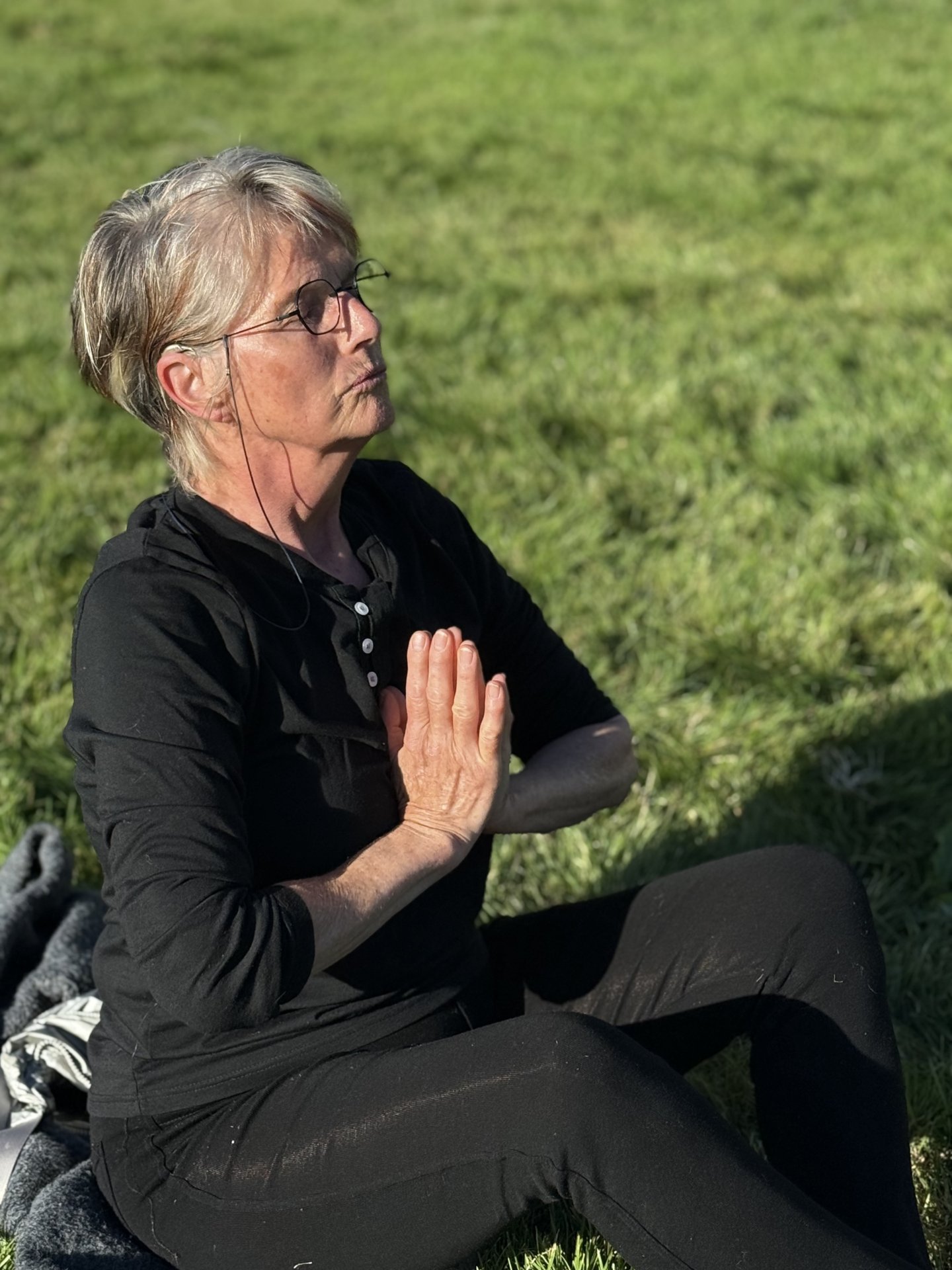 Jóga með Eddu Björgvins á Leikhúsflötinni | Þér er boðið