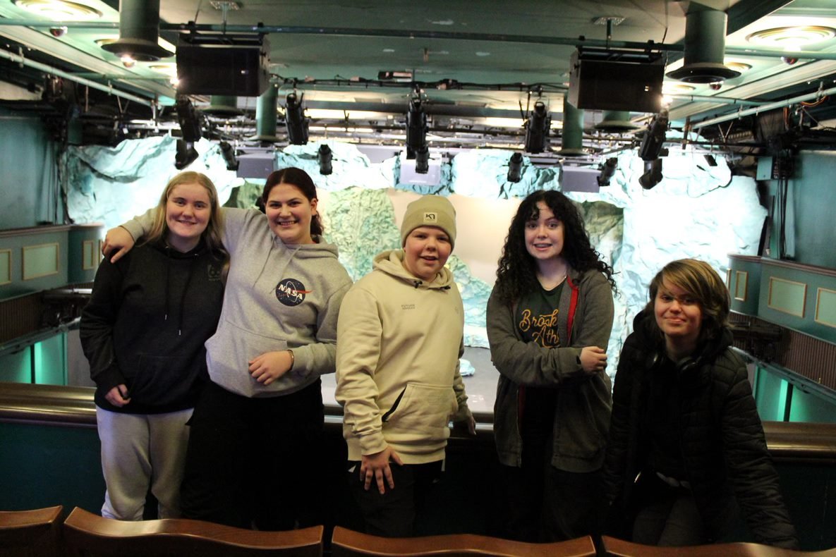 Nemendur í leiklist kíktu á æfingu á Benedikt búálfi