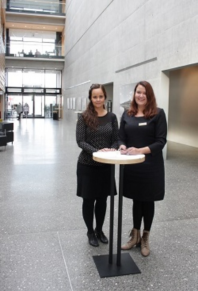 Lára Sóley og Hrafnhildur undirrita samninginn