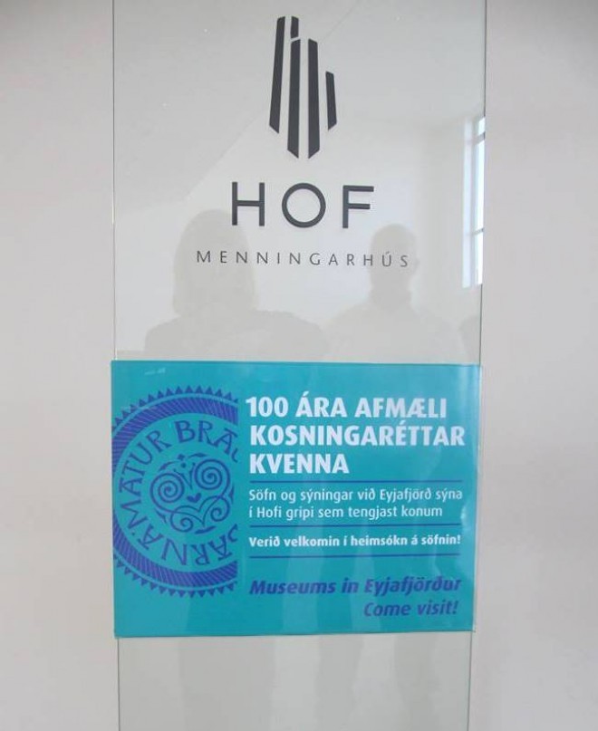 Sýning á gripum sem tengjast konum