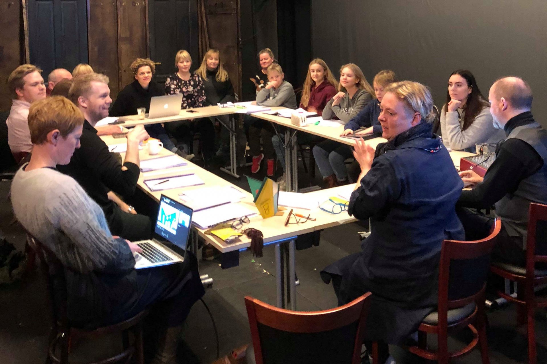 Leikstjóri, leikarar og aðstandendur sýningarinnar á fyrsta samlestri í Samkomuhúsinu.