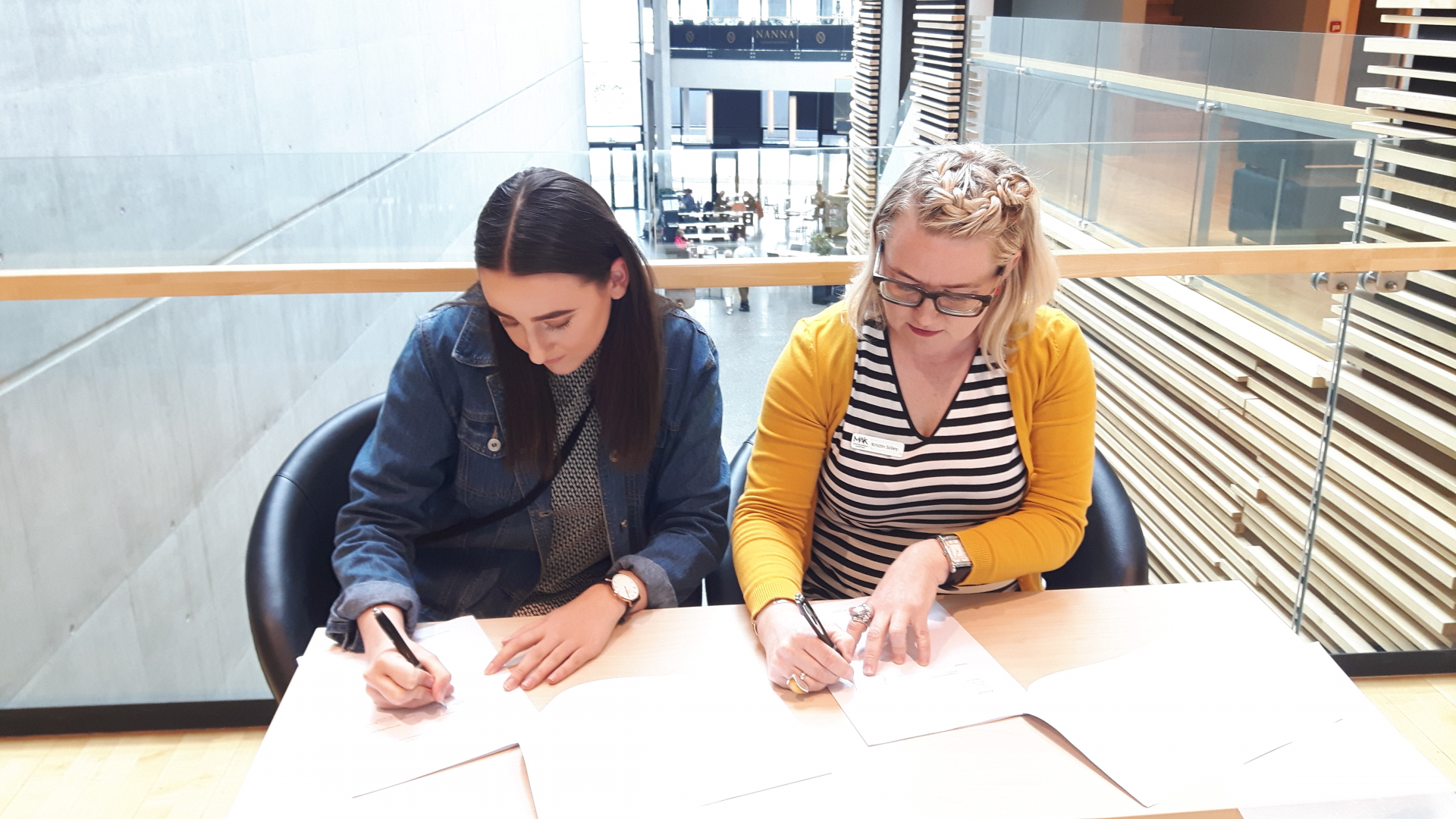 Kristín Sóley Björnsdóttir viðburðastjóri Menningarfélagsins og Soffía Stephensen formaður LMA skrif…