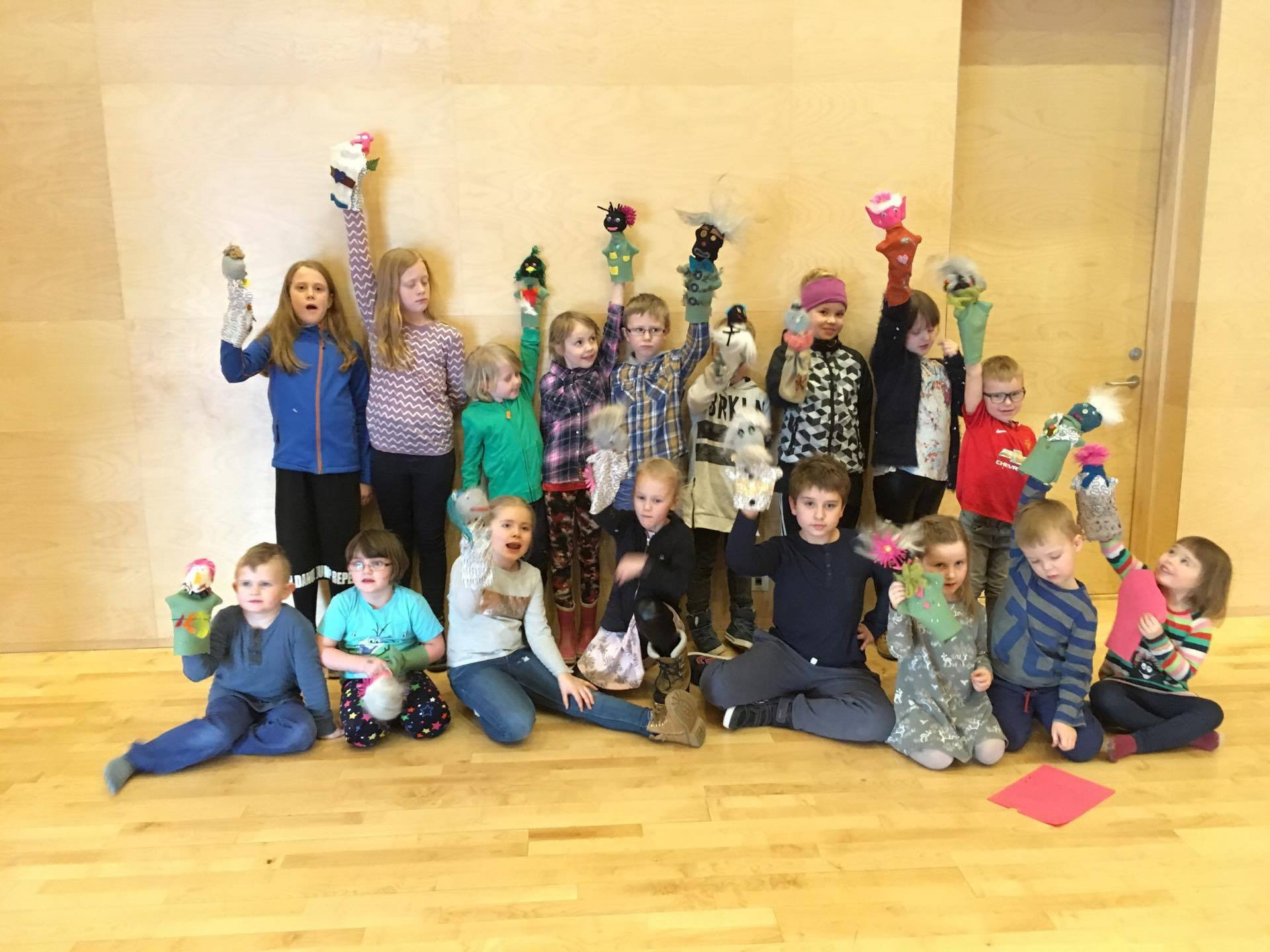 Tröll og brúðugerðarfólk úr seinni námskeiðshópnum.