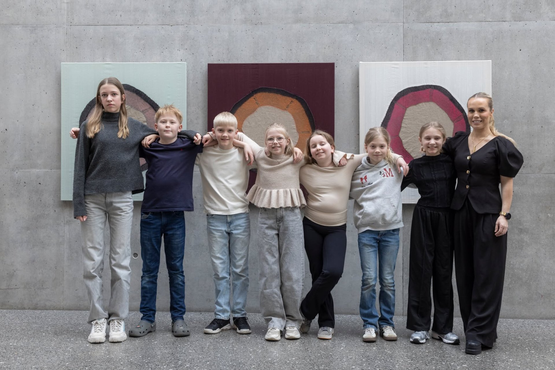 Upptaktsbörnin sjö 2026 ásamt Gretu Salóme tónlistarstjóra verkefnisins.