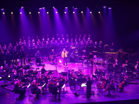 Magni Ásgeirs heiðrar Freddie Mercury í faðmi SinfóniaNord, 50 manna kór, sönghópnum Rok og Todmobil…