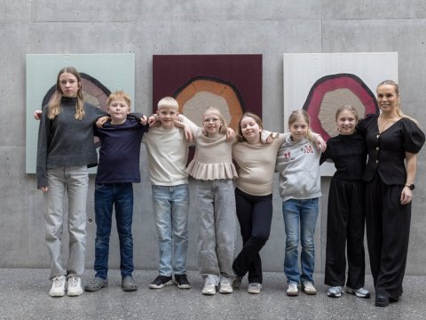 Upptaktsbörnin sjö 2026 ásamt Gretu Salóme tónlistarstjóra verkefnisins.