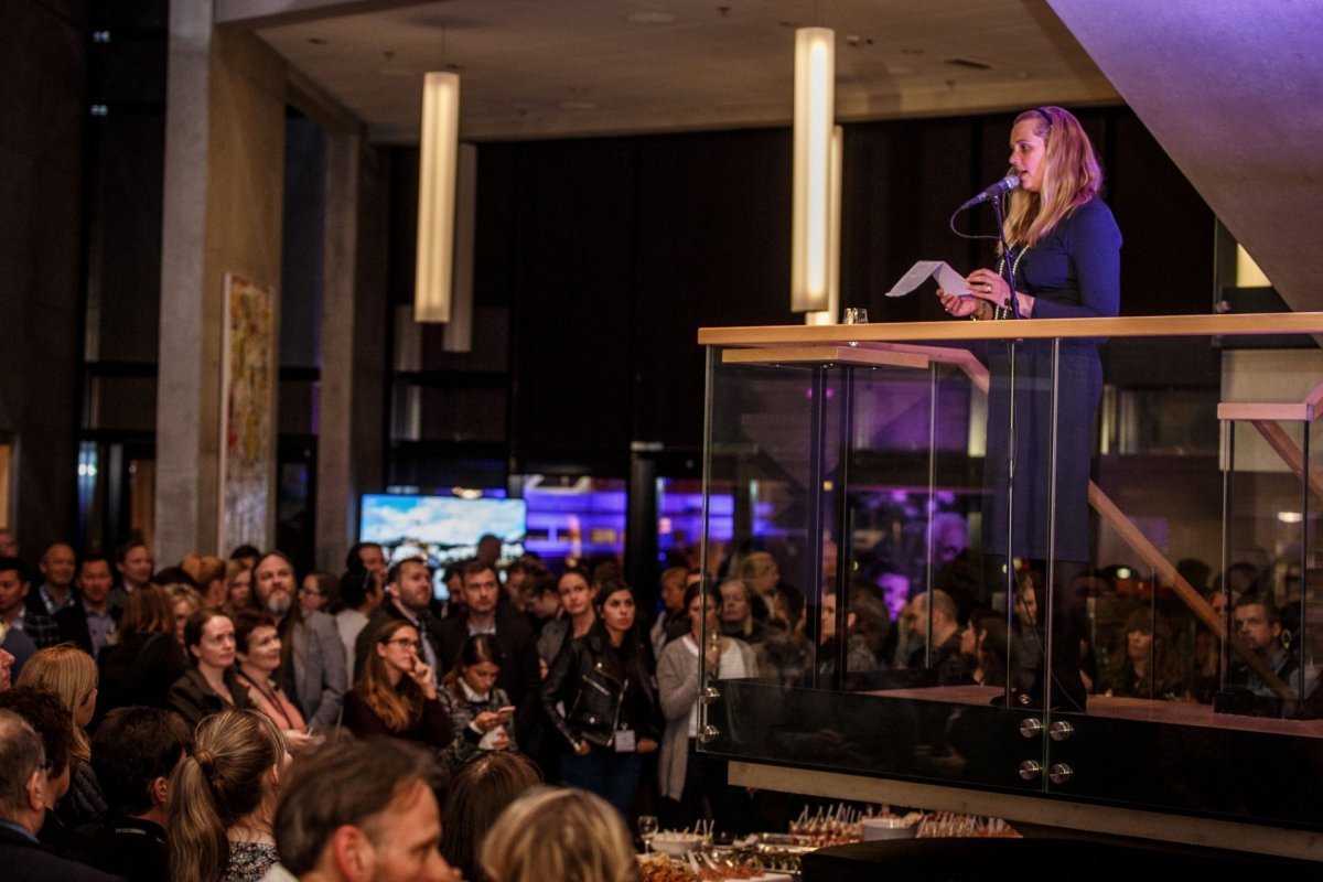 Ásthildur Sturludóttir, bæjarstjóri Akureyrar, spjallar við ráðstefnugesti í Hofi. Mynd: Auðunn